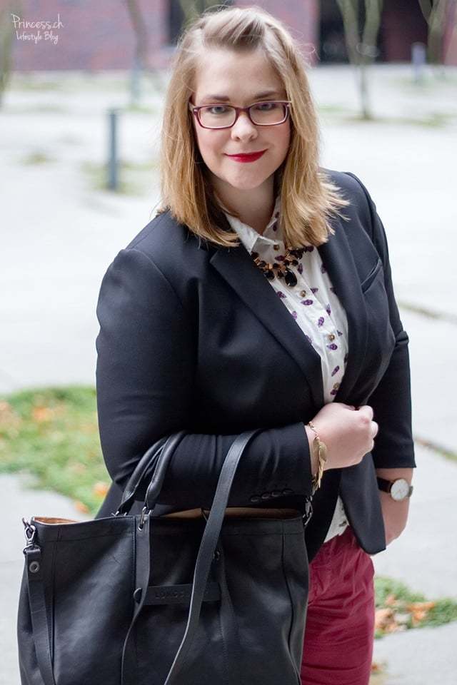 impressive casual red lip outfit
16