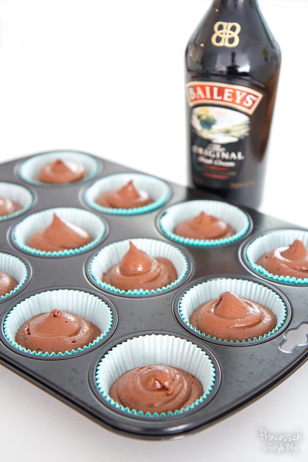 Schokoladen Cupcakes mit Baileys Buttercreme Topping