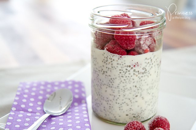Chia Pudding mit Kokosnussmilch und Himbeeren