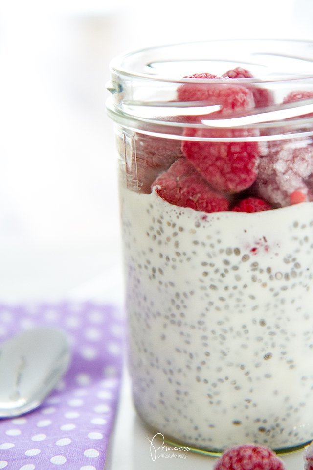 Chia Pudding mit Kokosnussmilch und Himbeeren