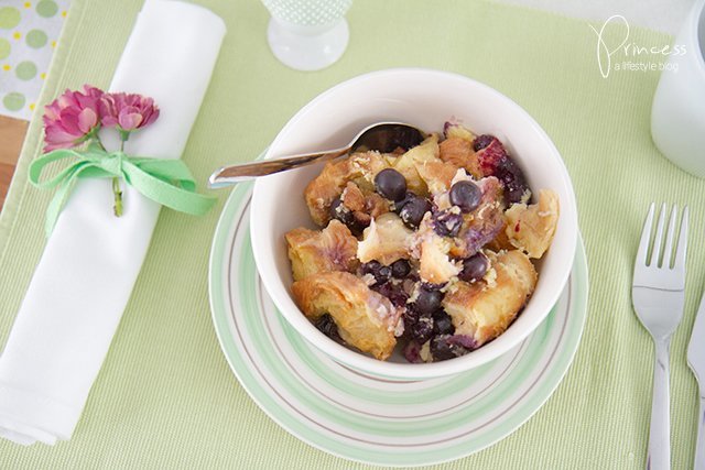 Oster-Brunch Deko und Rezept für Blueberry Croissant Pudding