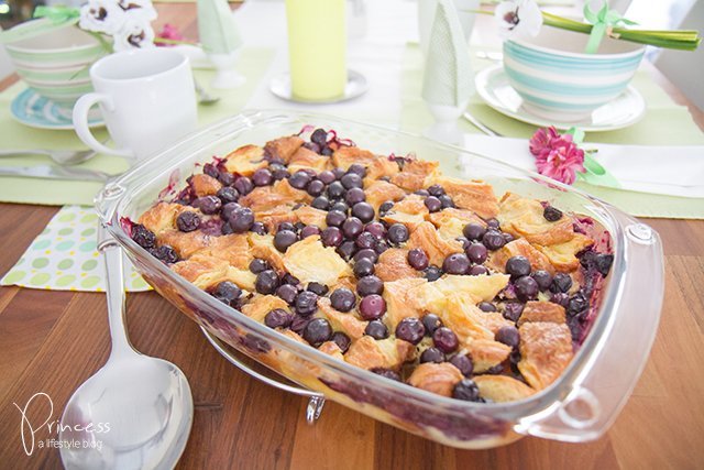 Oster-Brunch Deko und Rezept für Blueberry Croissant Pudding