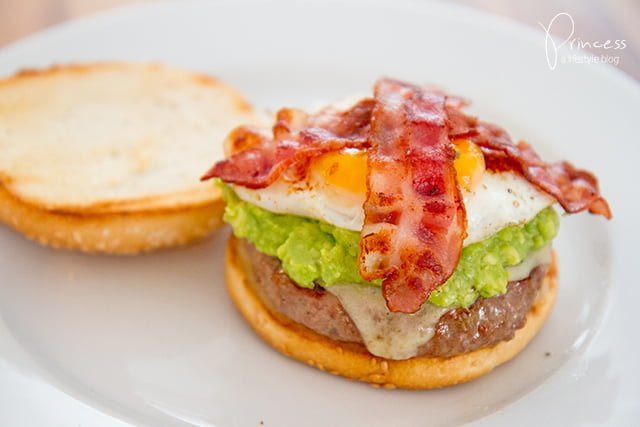 Burger mit Bacon, Avocado und Egg