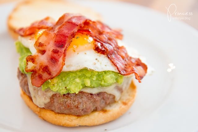 Burger mit Bacon, Avocado und Egg
