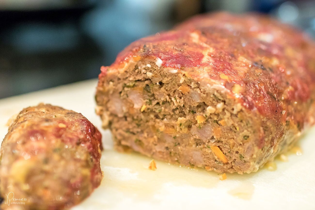 Hackbraten mit Salsiccia und Knoblauch-Kartoffelpüree