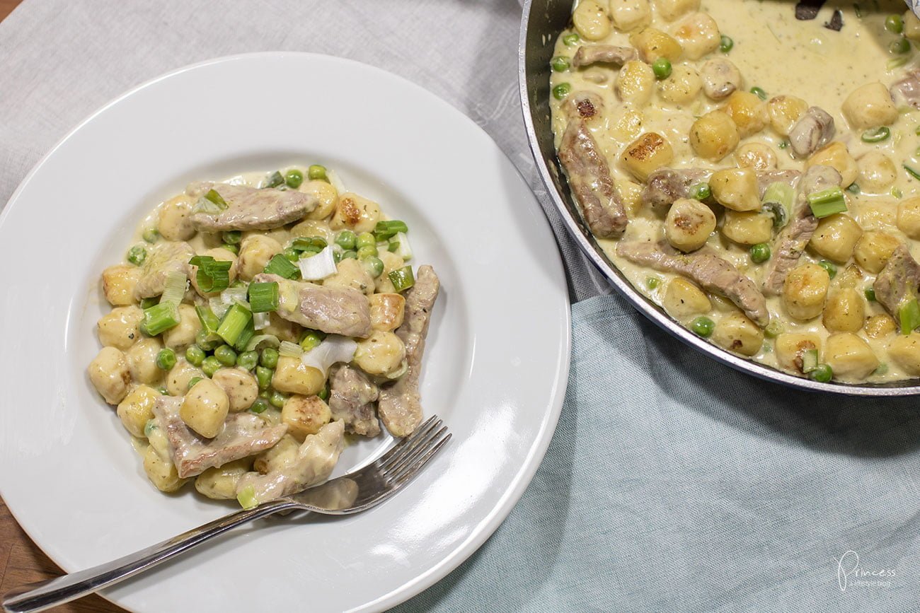 Gnocchi-Pfanne mit Schweineschnitzel-Streifen
