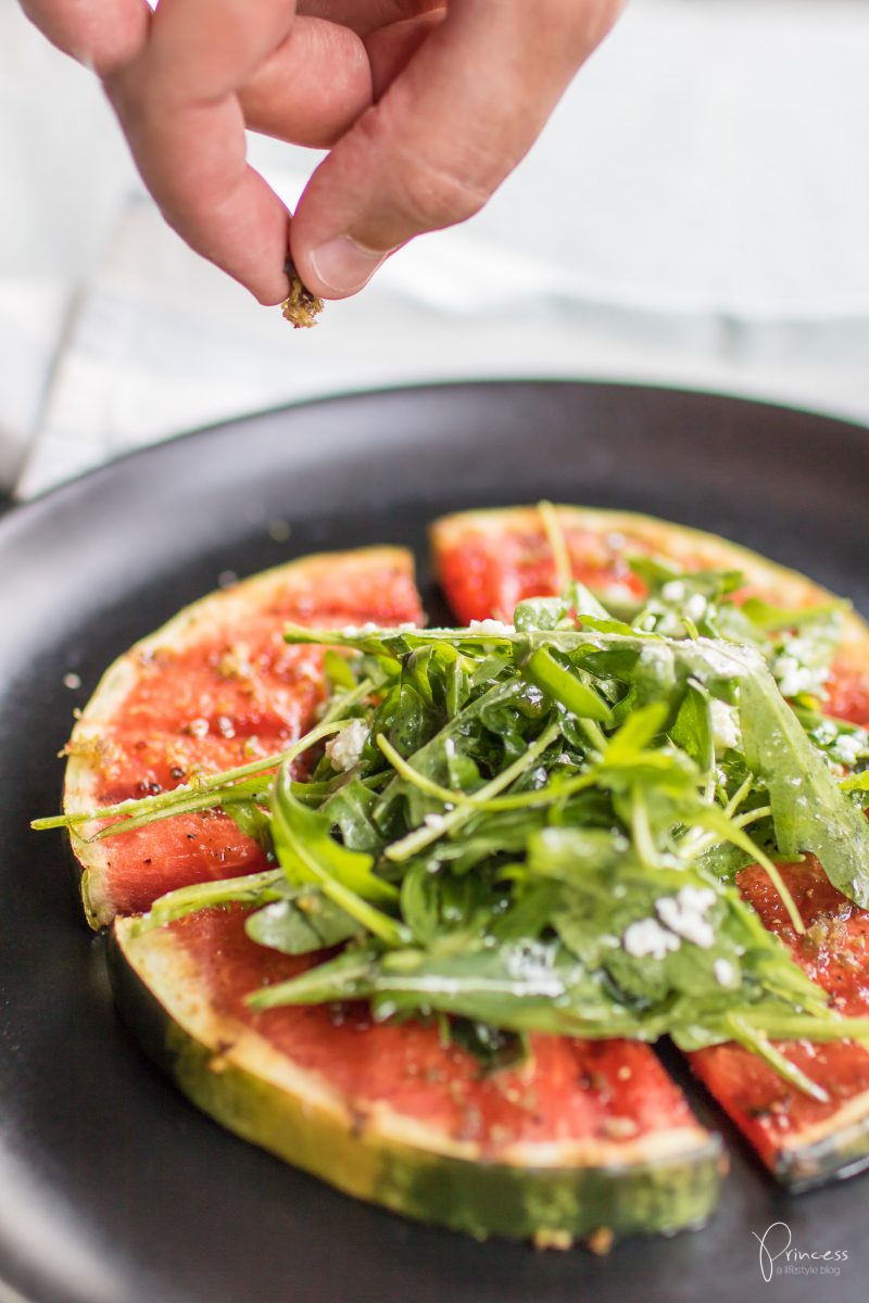 Wassermelone grillen: Rezept mit Feta und Rucola
