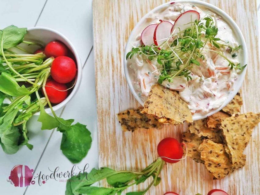 Feta in Haselnusskruste auf Birnen-Feldsalat