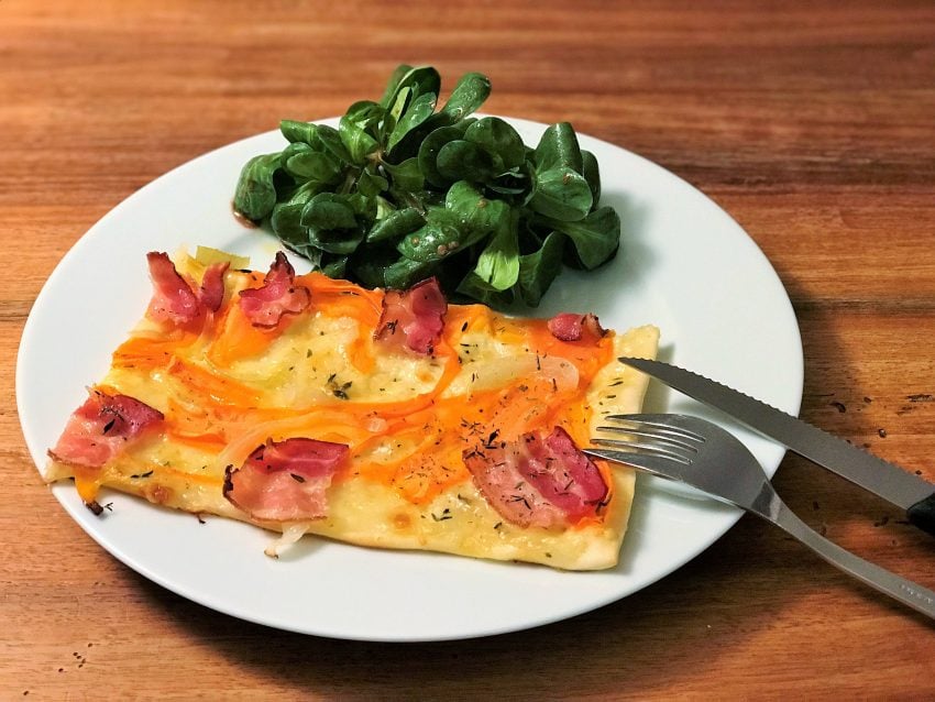 Feta in Haselnusskruste auf Birnen-Feldsalat