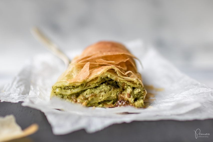 Bärlauch-Feta-Strudel mit Rhabarber Chutney