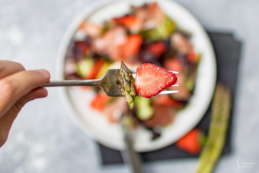Salat mit grünem Spargel, Erdbeeren & Burrata