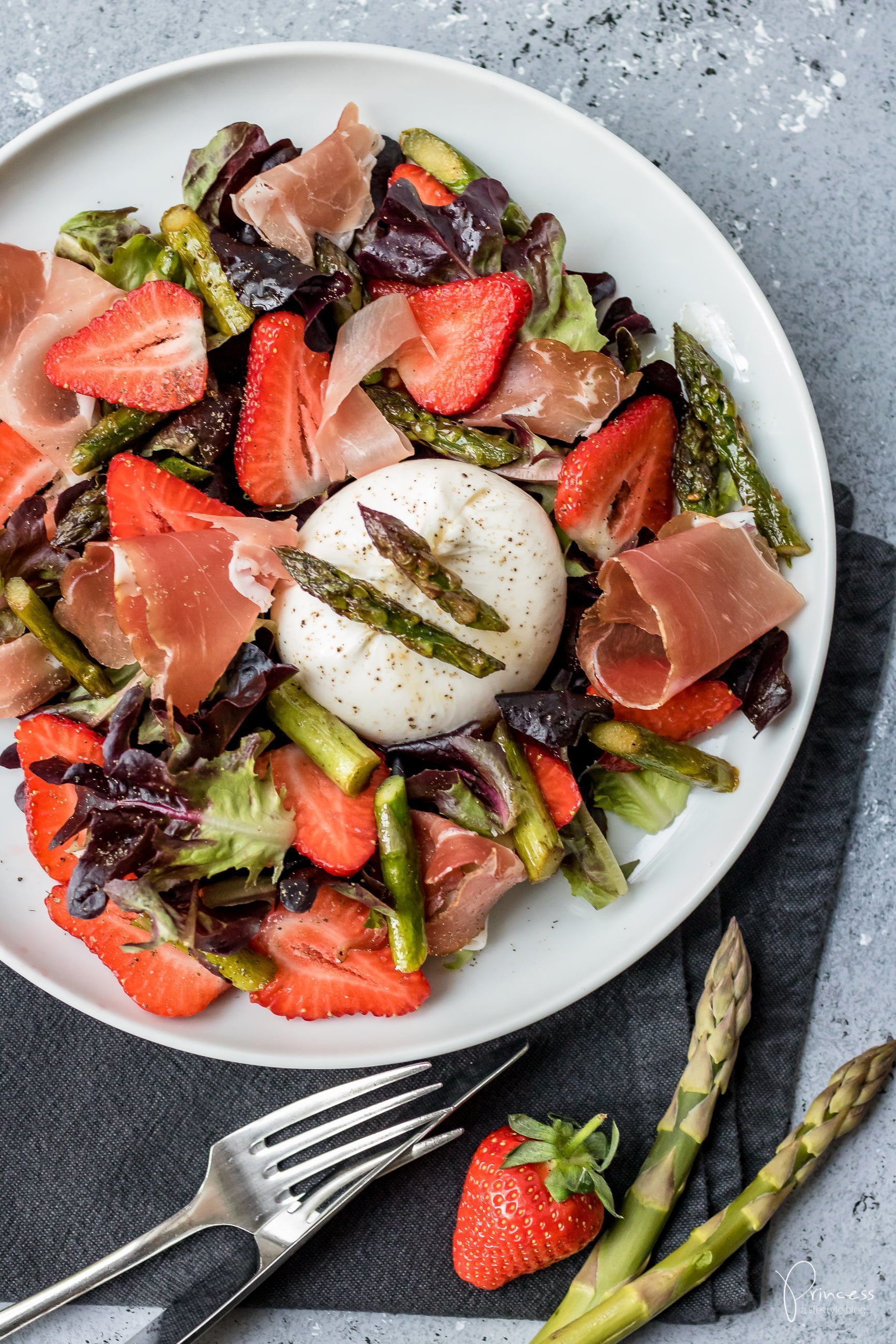 Salat mit grünem Spargel, Erdbeeren & Burrata