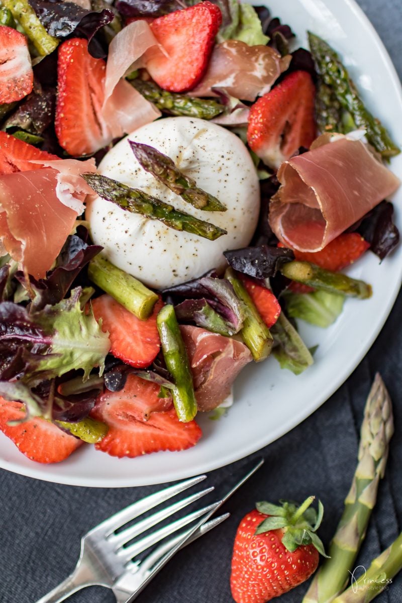 Salat mit grünem Spargel, Erdbeeren & Burrata