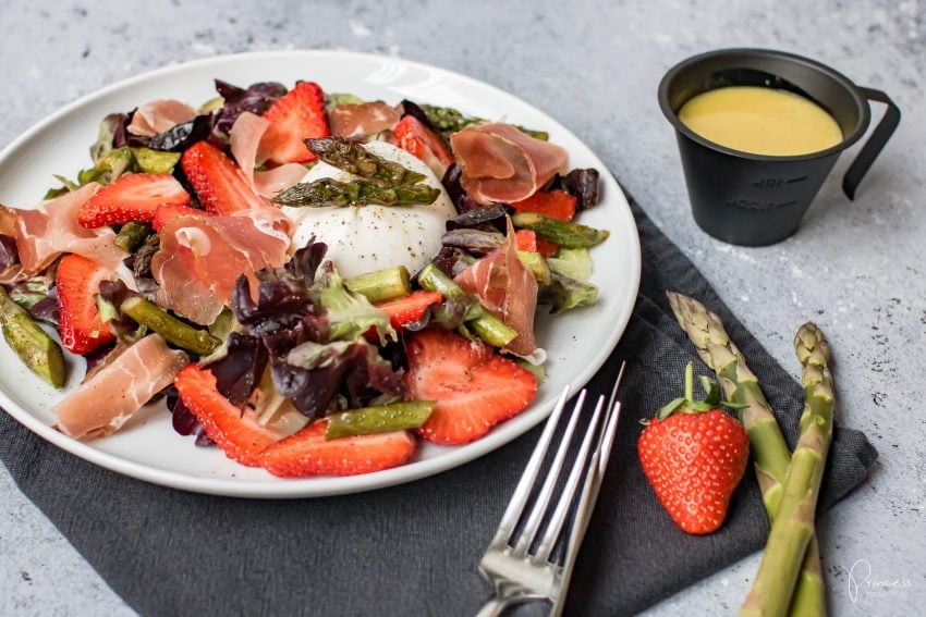 Salat mit grünem Spargel, Erdbeeren & Burrata
