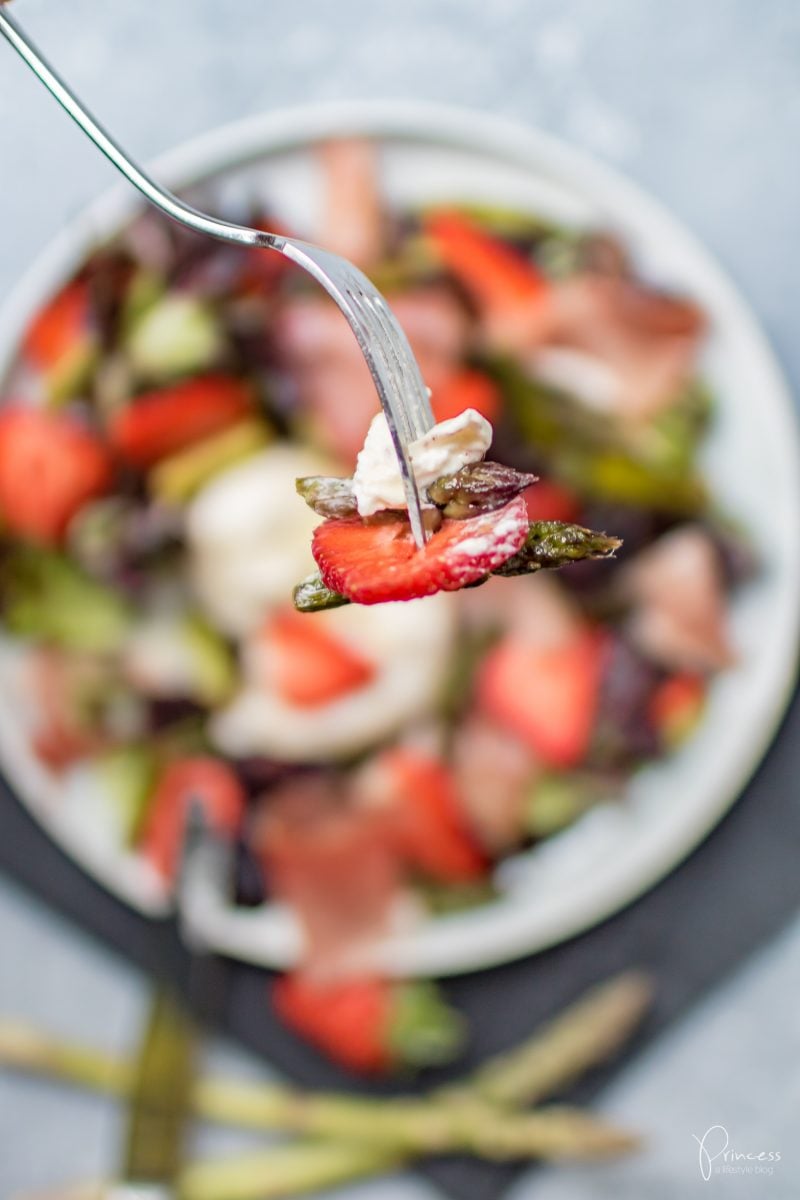 Salat mit grünem Spargel, Erdbeeren & Burrata
