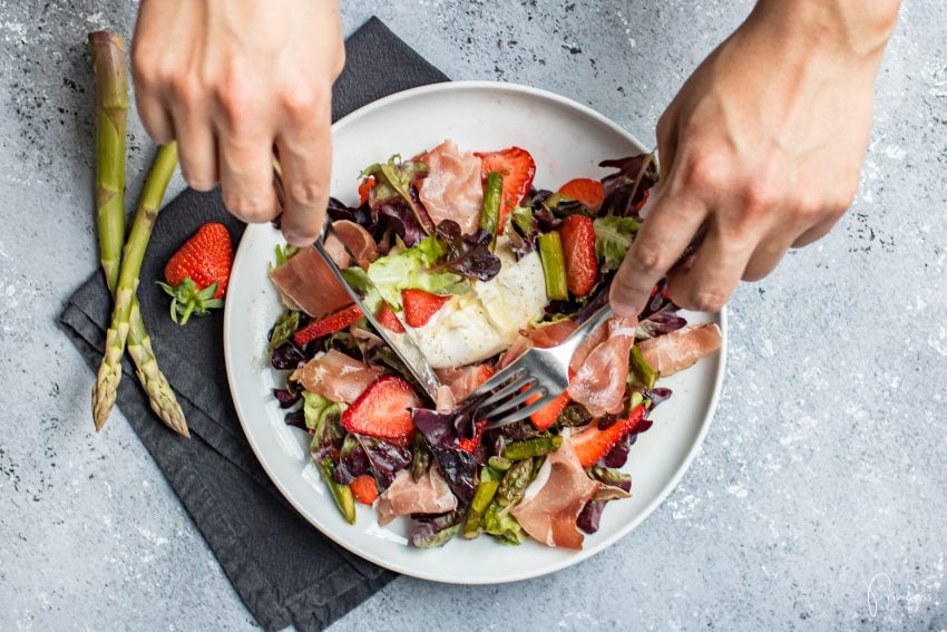 Salat mit grünem Spargel, Erdbeeren & Burrata