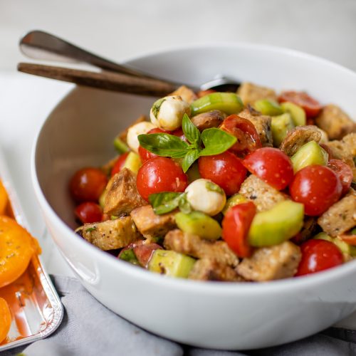 Sommerlicher Brotsalat alias Toskanischer Panzanella Salat als Grill Beilage