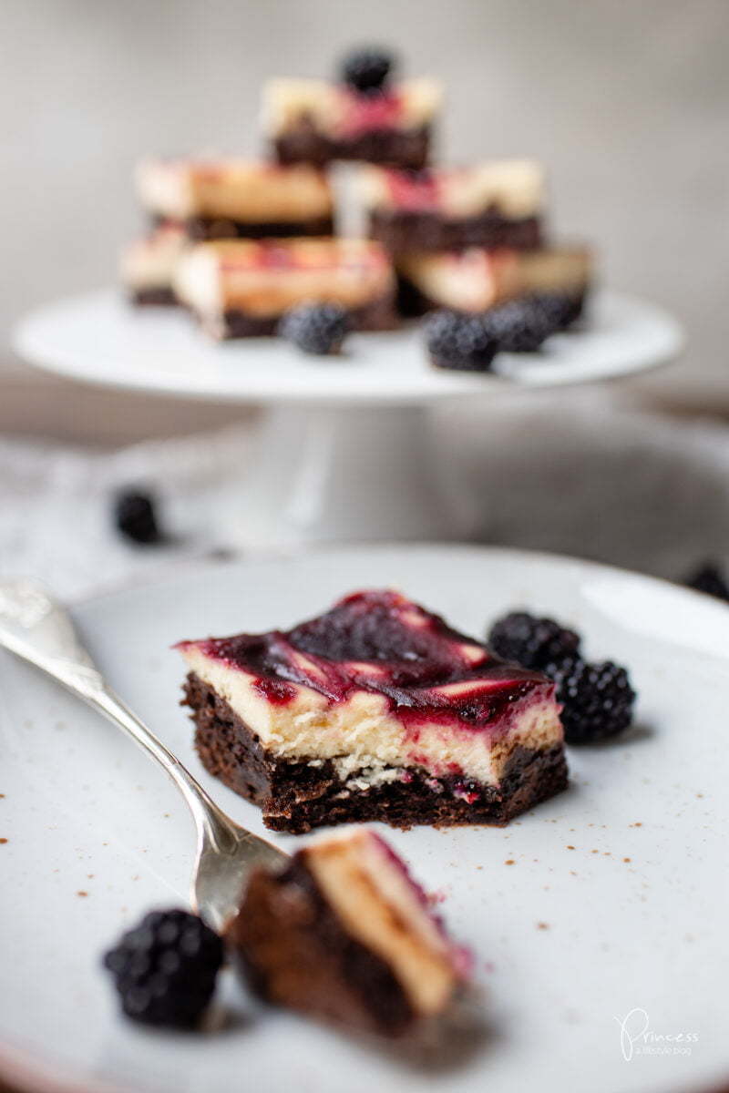 Brombeer Cheesecake Brownies