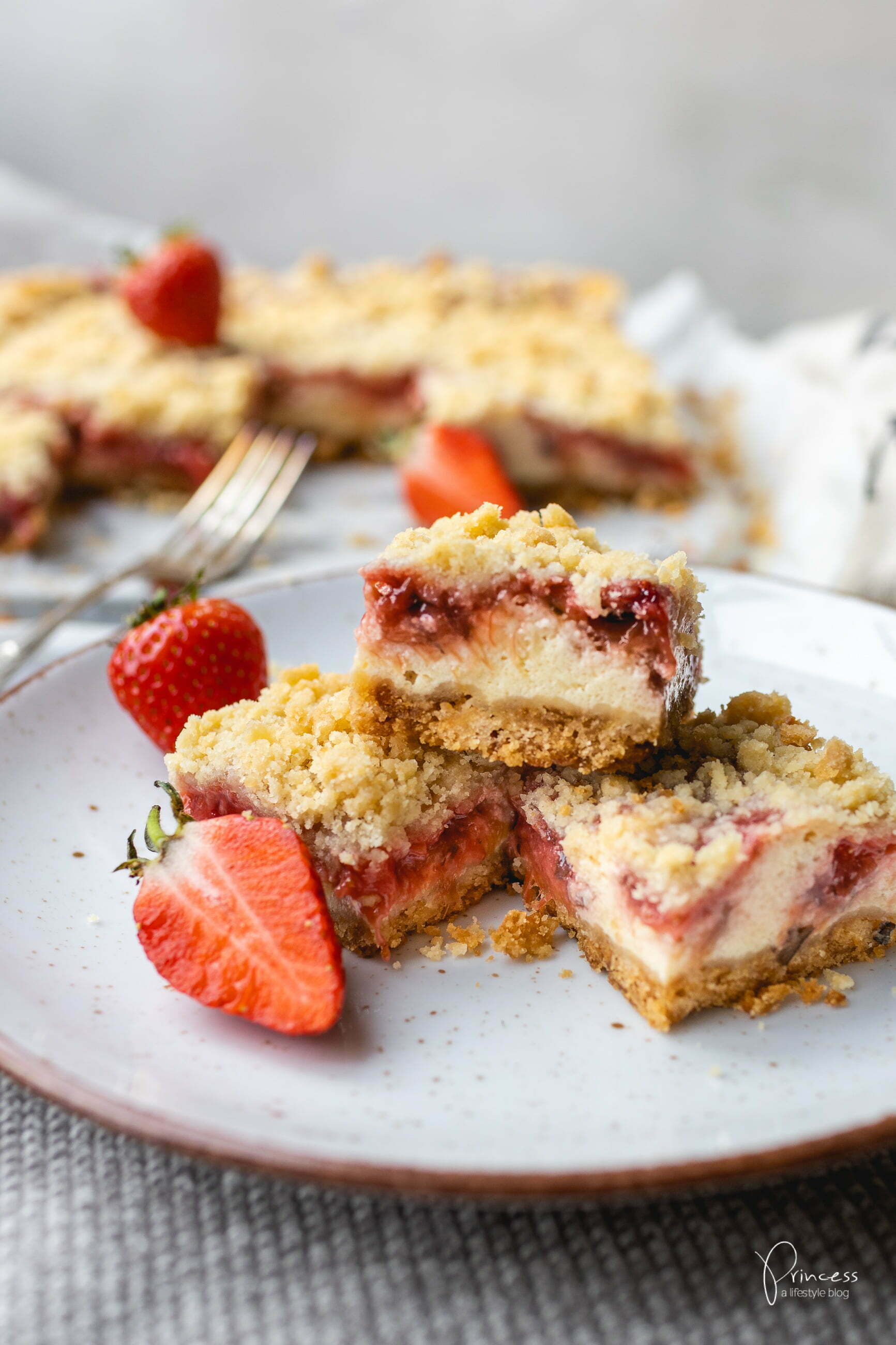 Erdbeer Rhabarber Streusel Cheesecake