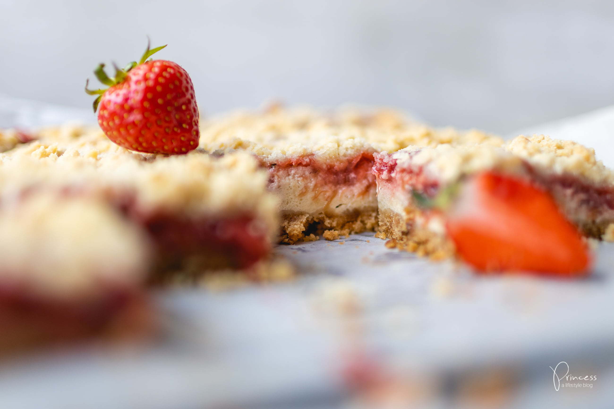 Erdbeer Rhabarber Streusel Cheesecake