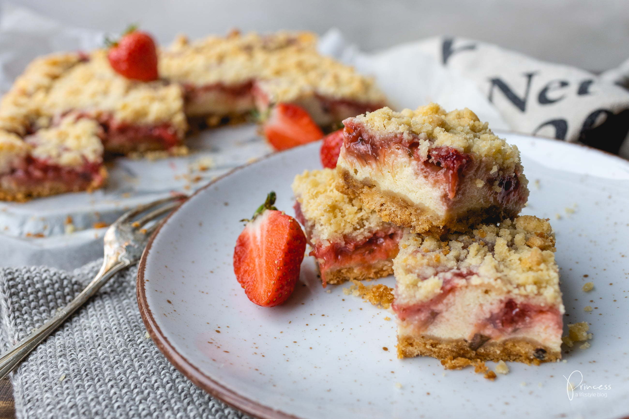 Erdbeer Rhabarber Streusel Cheesecake