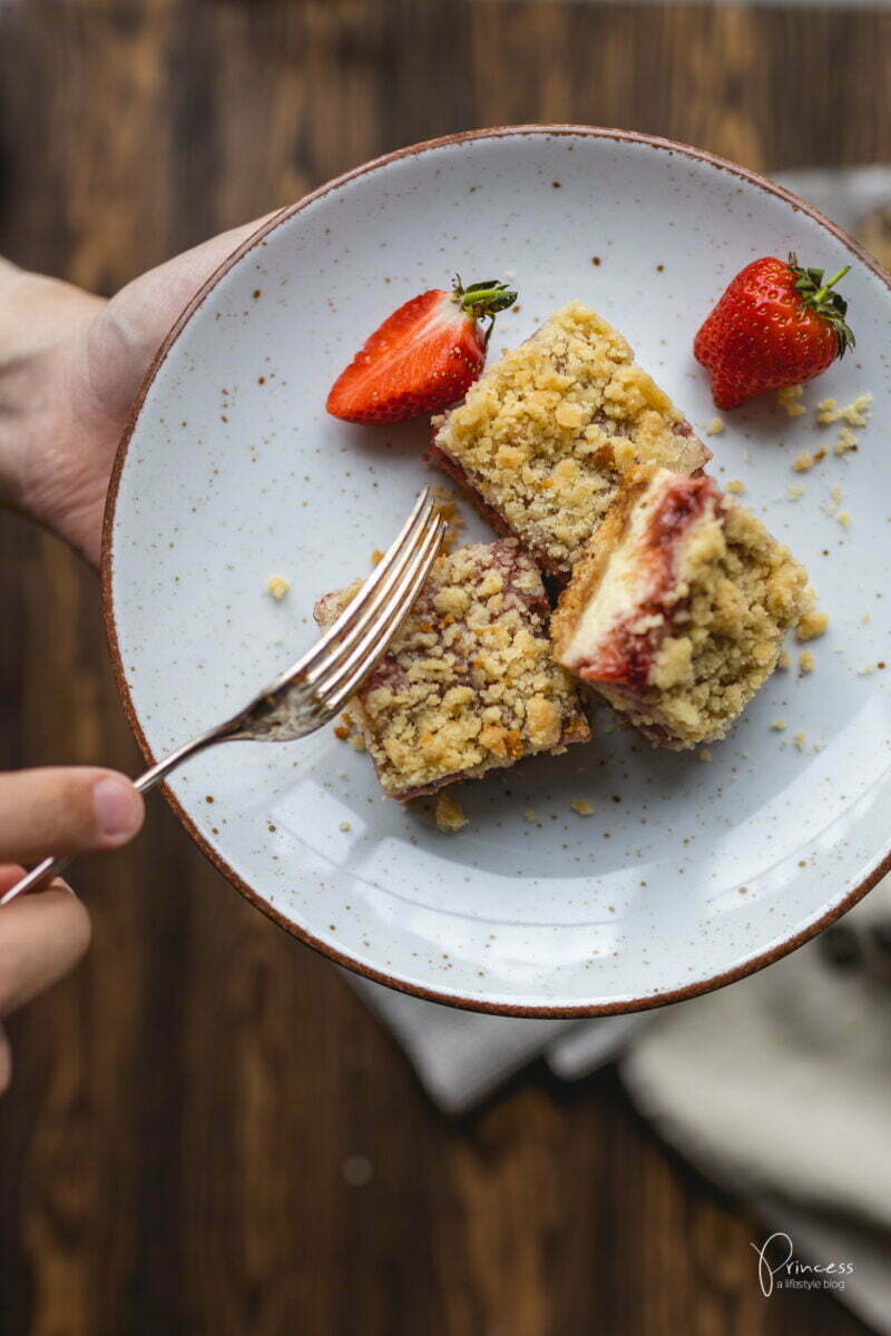 Erdbeer Rhabarber Streusel Cheesecake