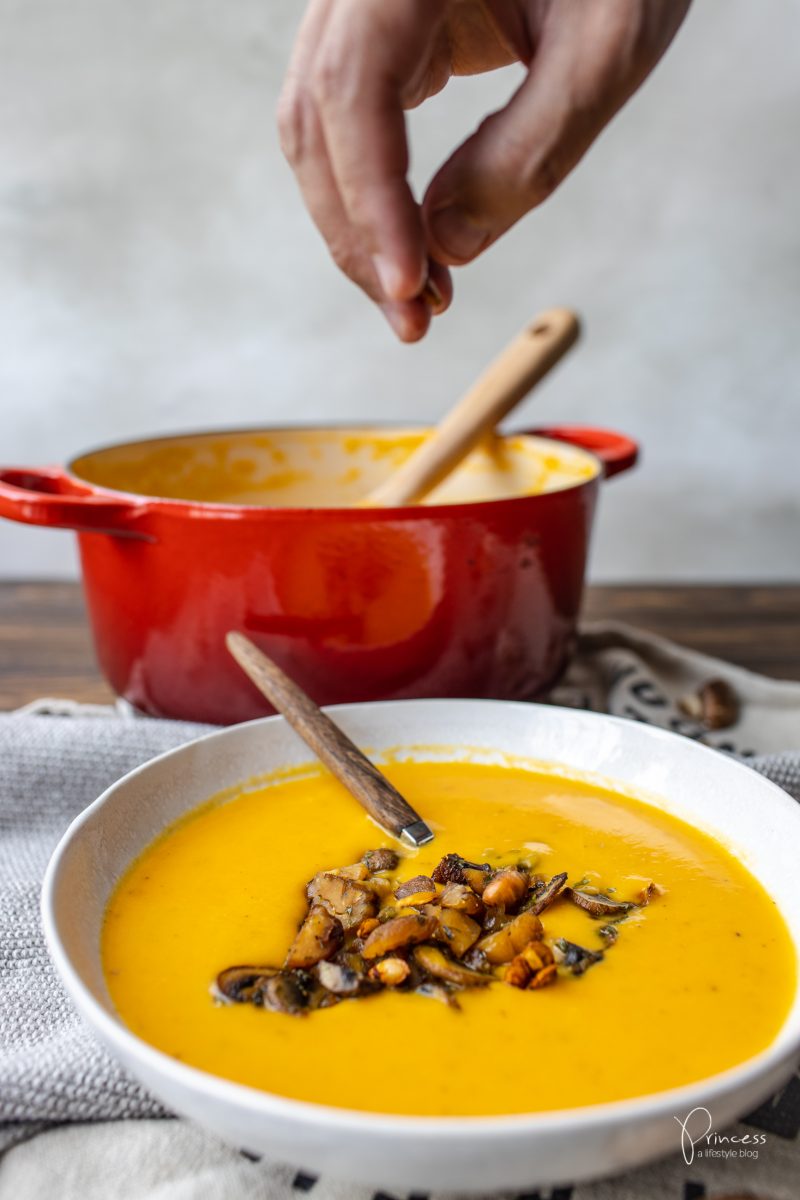 Kürbissuppe mit Geheimzutat und Pilz-Marroni-Ragout