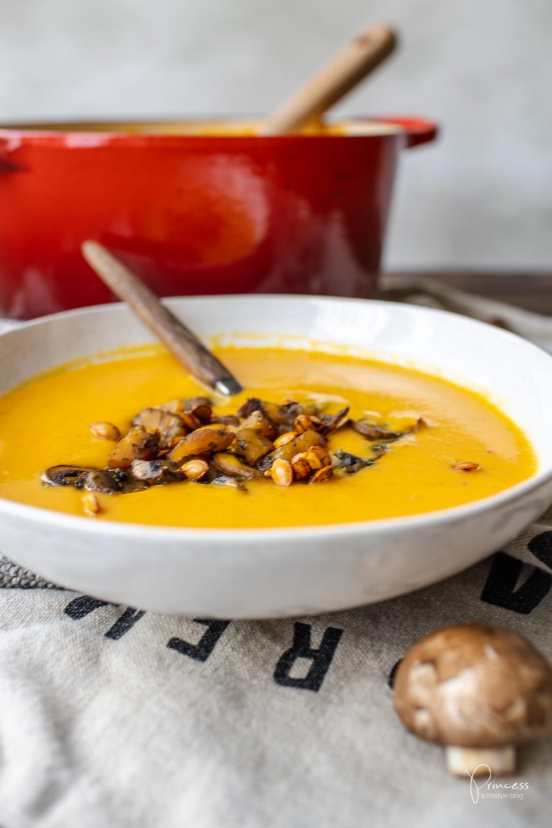 Kürbissuppe mit Geheimzutat und Pilz-Marroni-Ragout