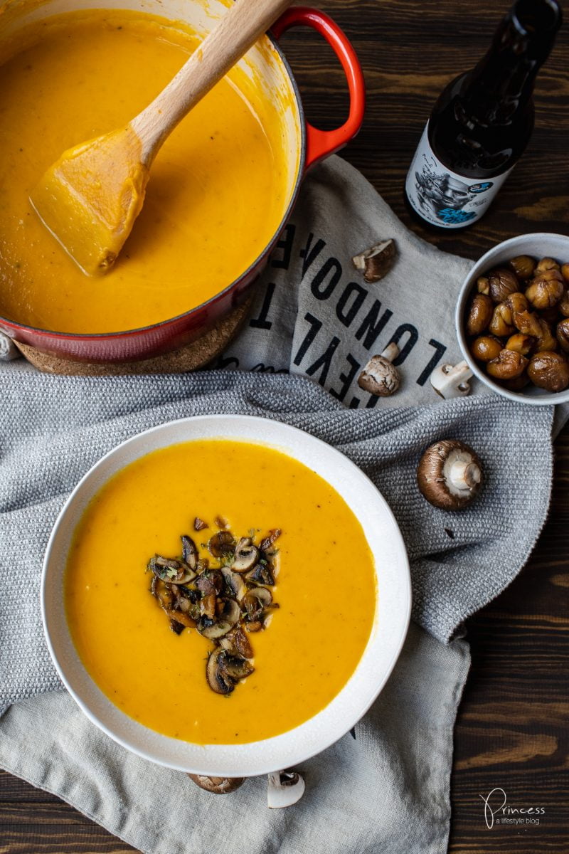 Kürbissuppe mit Geheimzutat und Pilz-Marroni-Ragout
