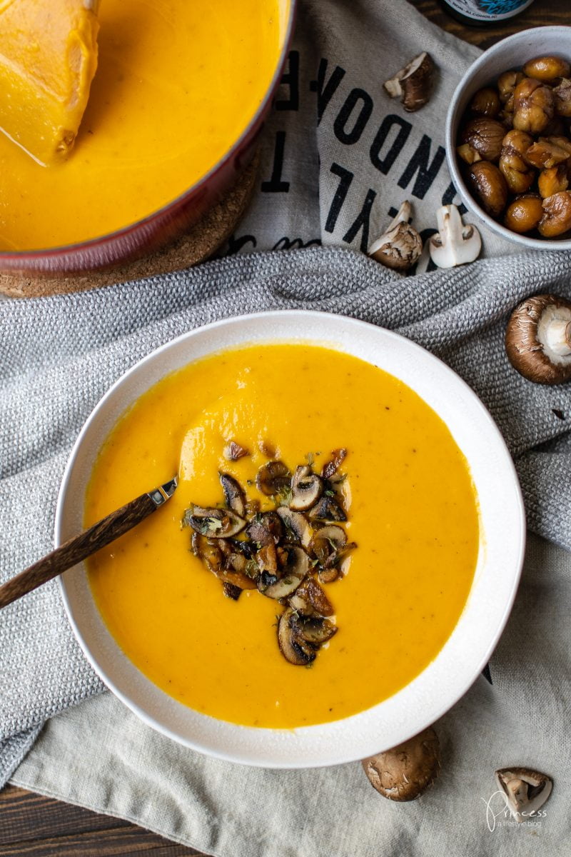 Kürbissuppe mit Geheimzutat und Pilz-Marroni-Ragout