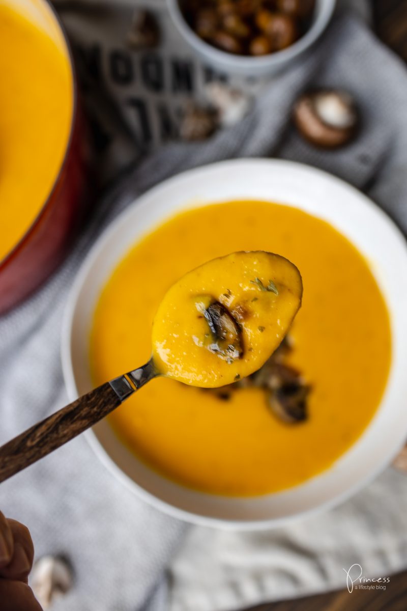 Kürbissuppe mit Geheimzutat und Pilz-Marroni-Ragout