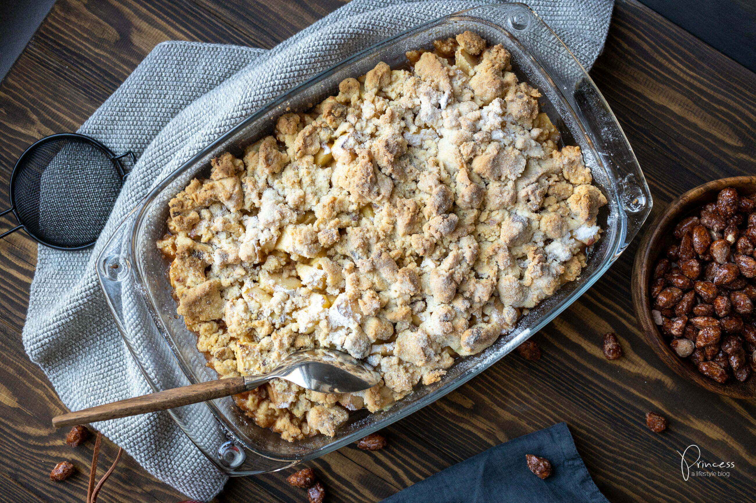 Weihnachts Crumble mit Gebrannte Mandeln Eis