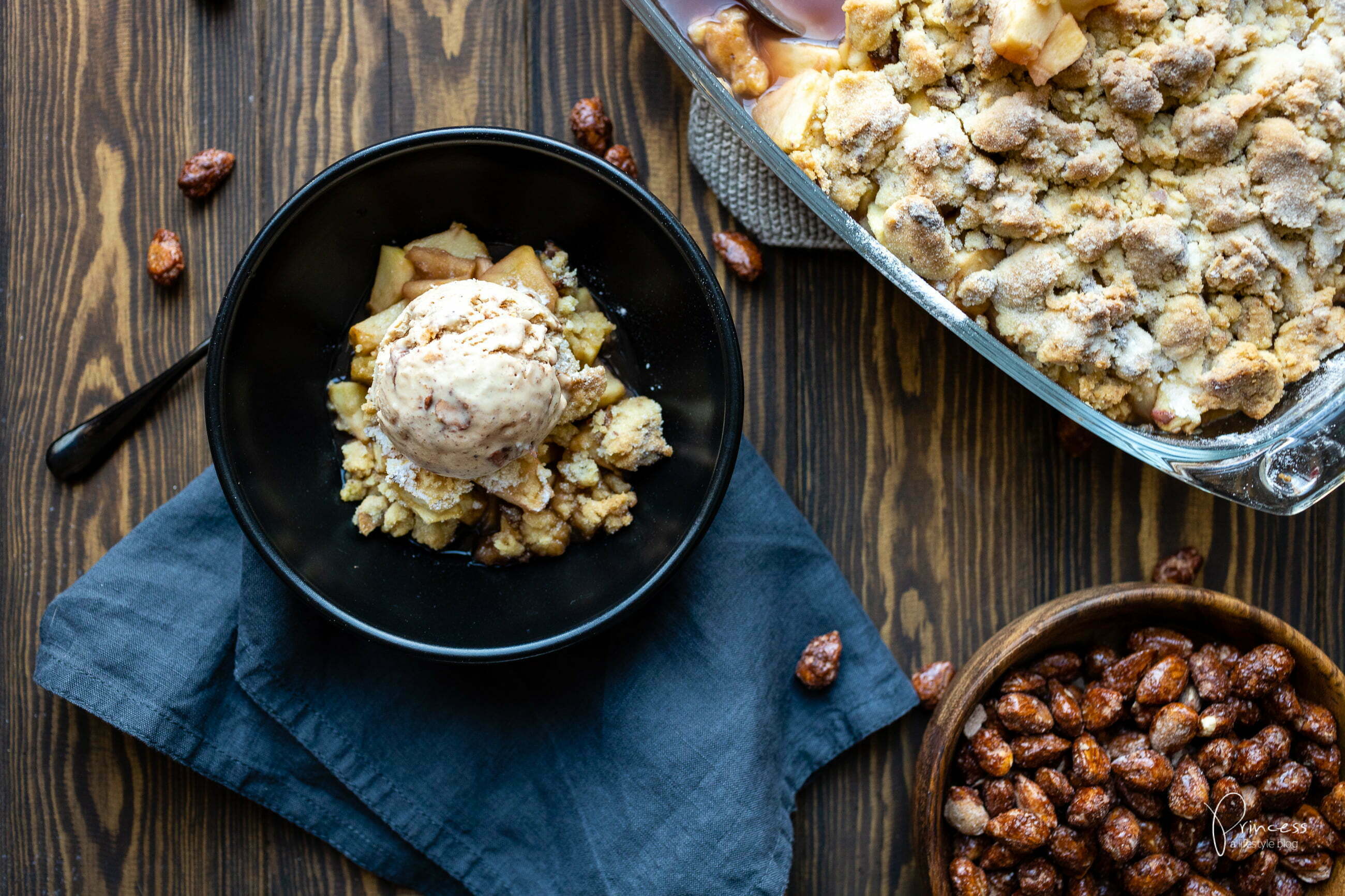 Weihnachts Crumble mit Gebrannte Mandeln Eis