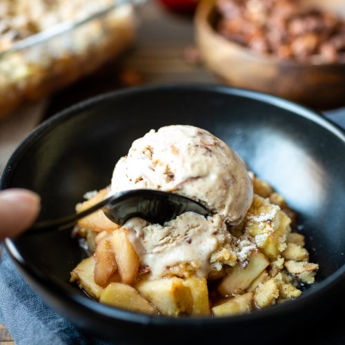 Weihnachtlicher Crumble mit Glühwein Äpfeln und selbst gemachtem Gebrannte Mandeln Eis.