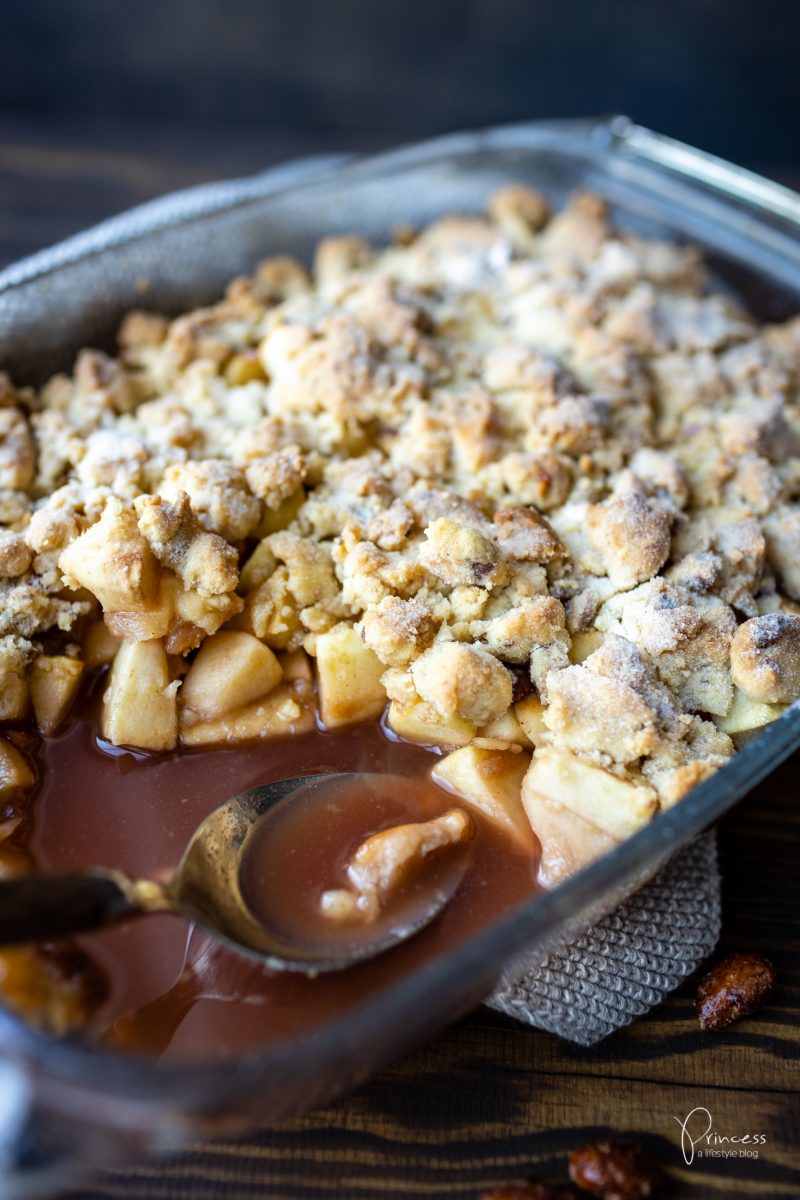 Weihnachts Crumble mit Gebrannte Mandeln Eis