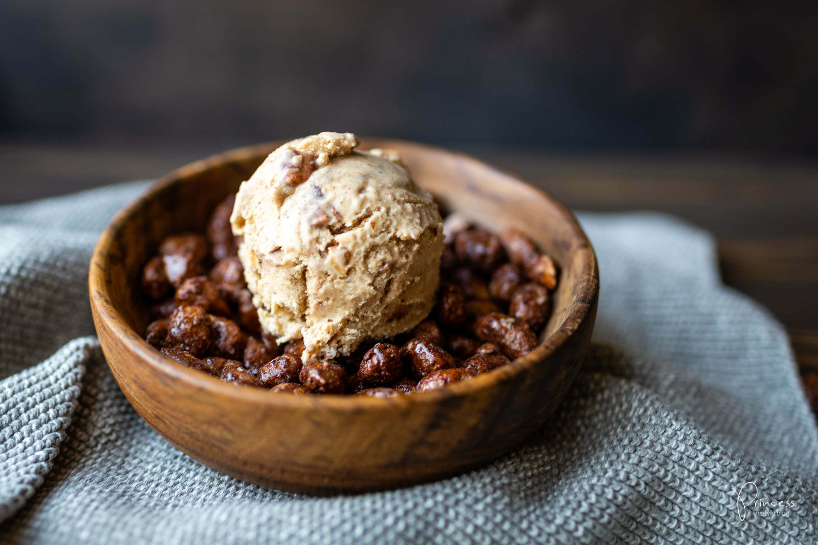 Weihnachts Crumble mit Gebrannte Mandeln Eis