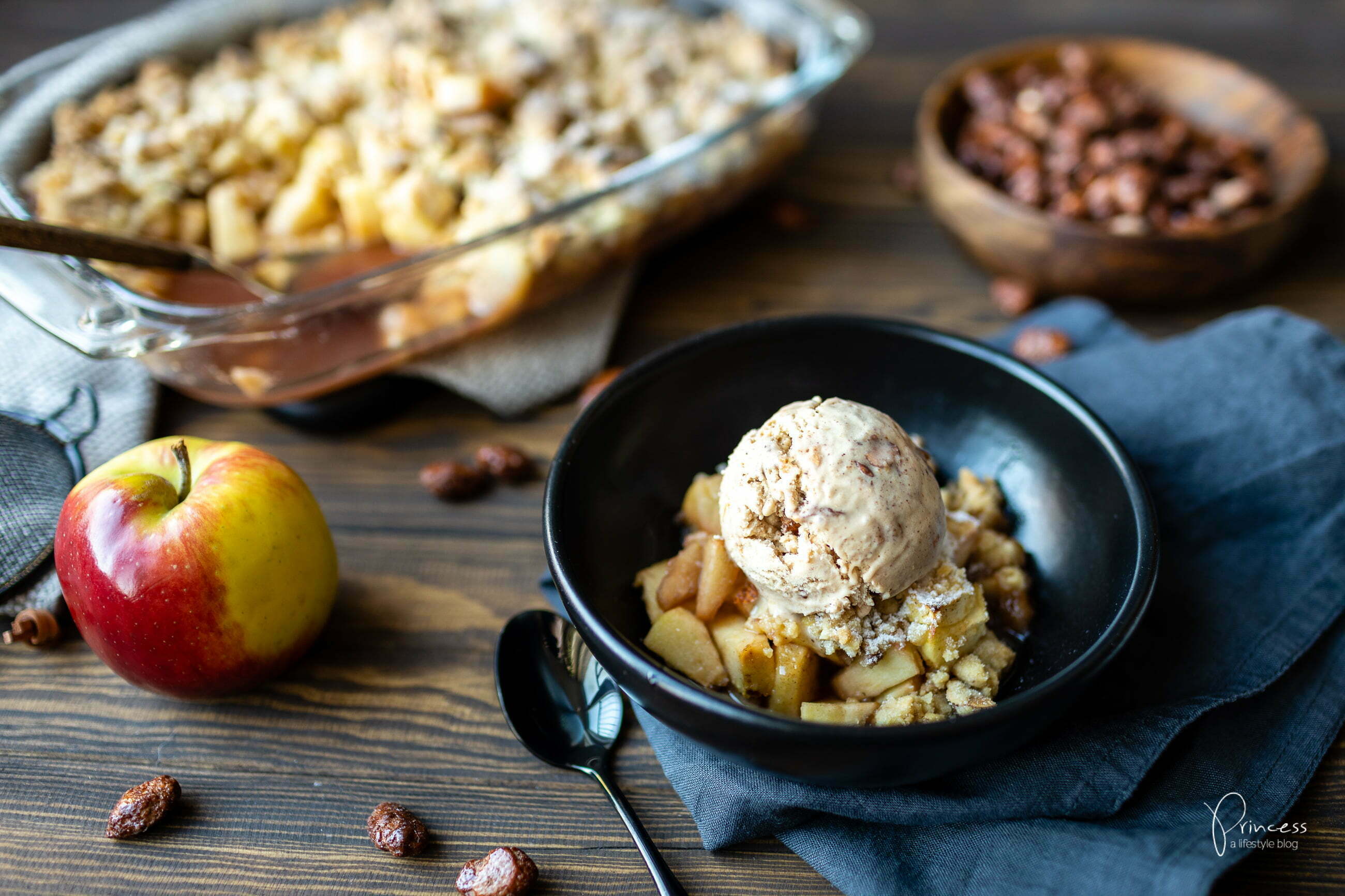 Weihnachts Crumble mit Gebrannte Mandeln Eis