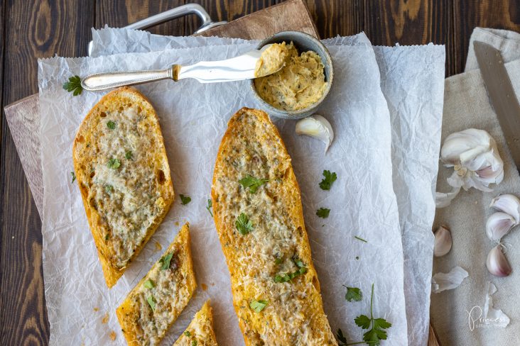 Knoblauchbrot Rezept mit geröstetem Knoblauch