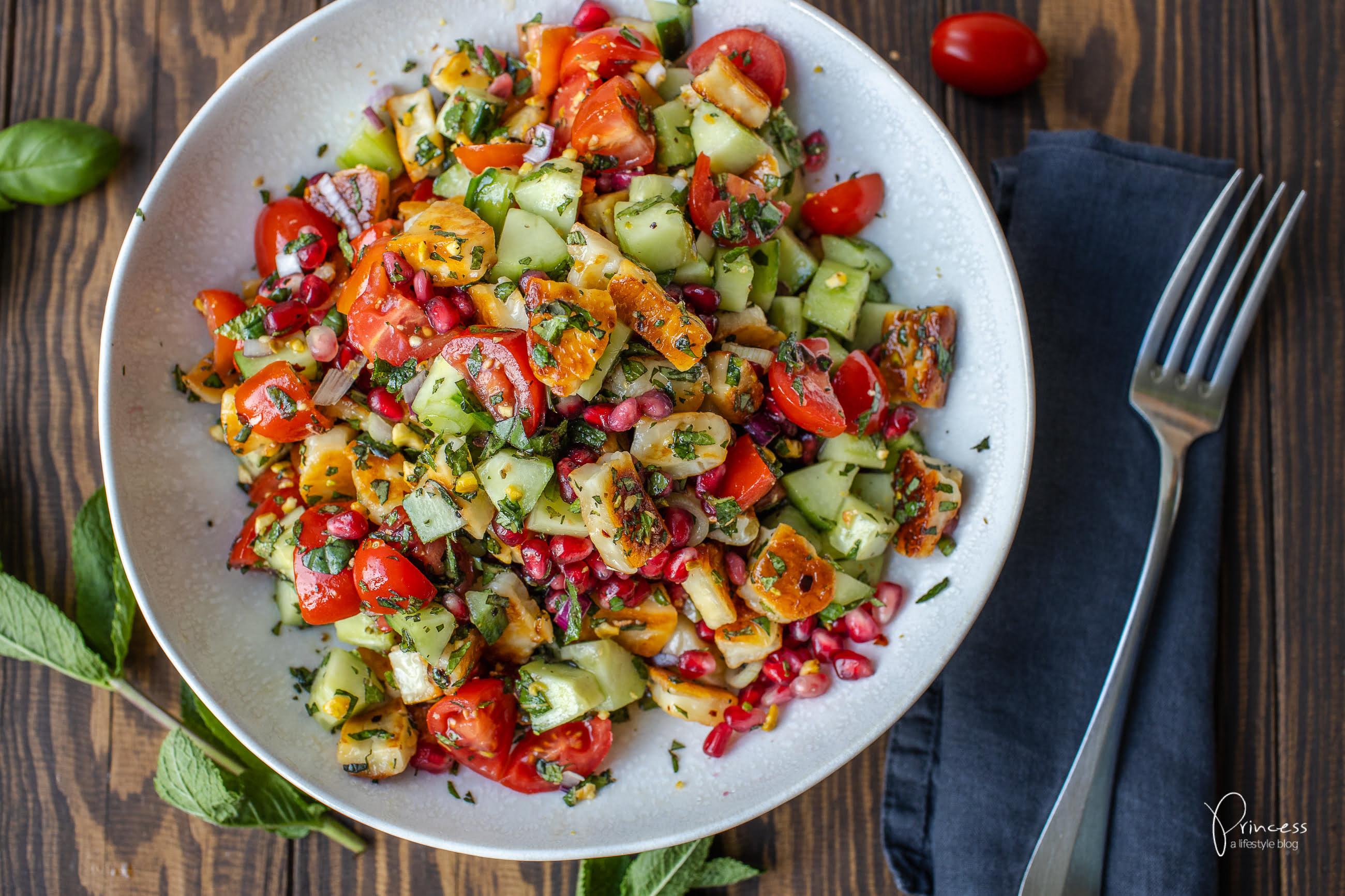 Halloumi Salat mit Granatapfel, Kräutern, Gurke & Tomaten