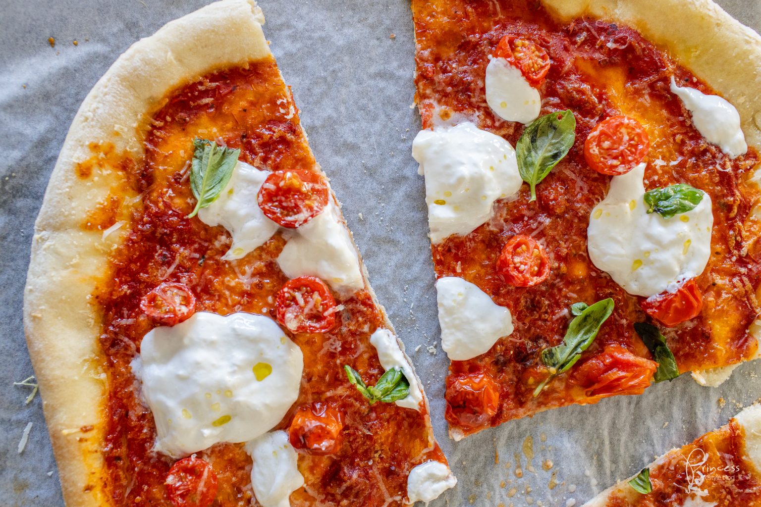 Einfacher Pizzateig: über Nacht im Kühlschrank gehen lassen