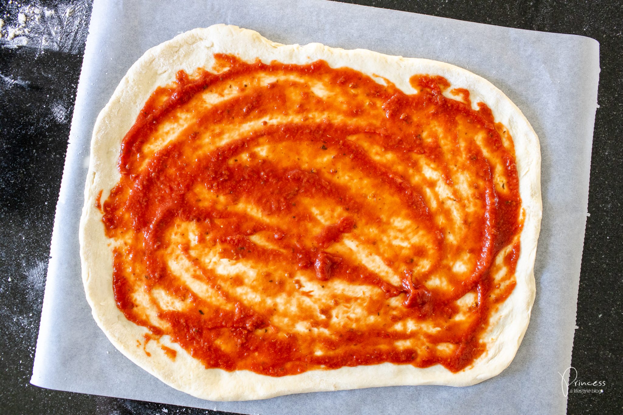 Einfacher Pizzateig: über Nacht im Kühlschrank gehen lassen