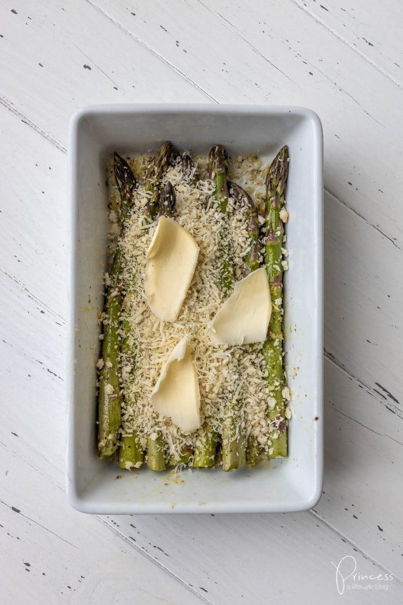 Grüner Spargel auf Burrata