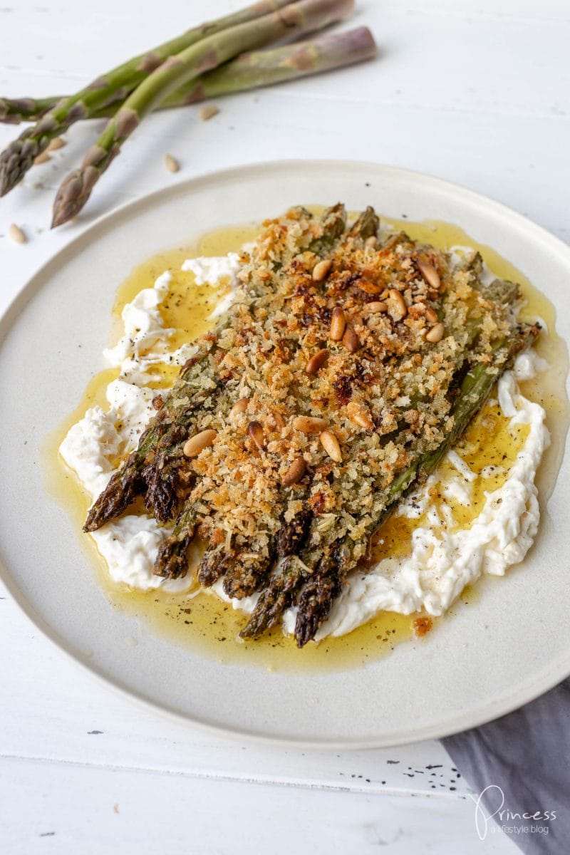 Grüner Spargel auf Burrata