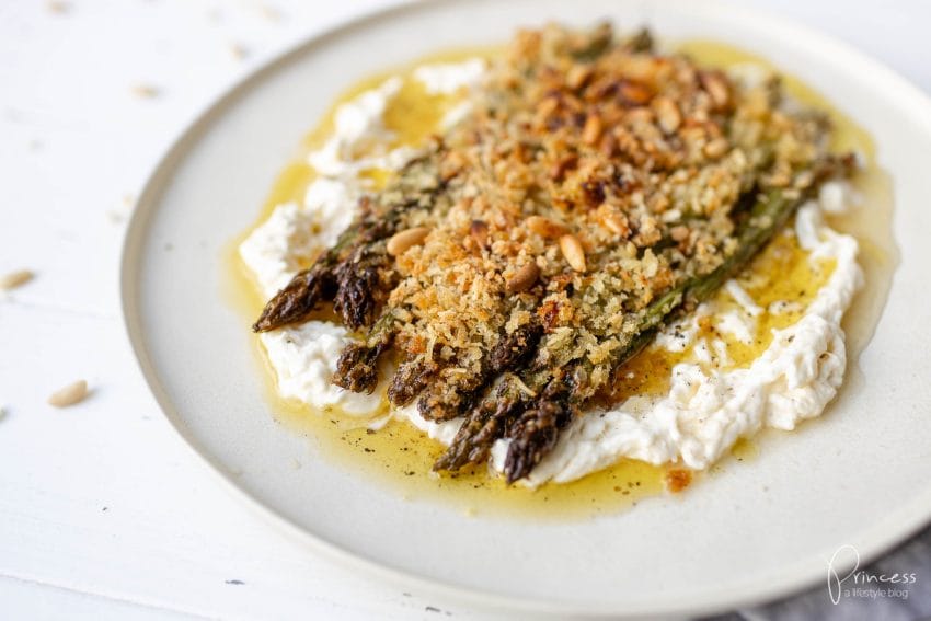 Grüner Spargel auf Burrata