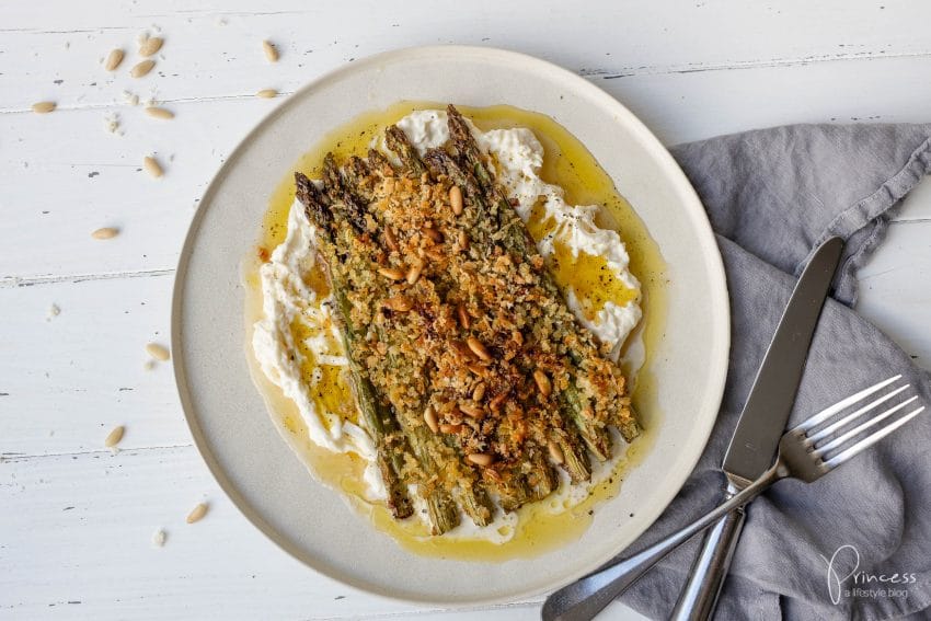 Grüner Spargel auf Burrata