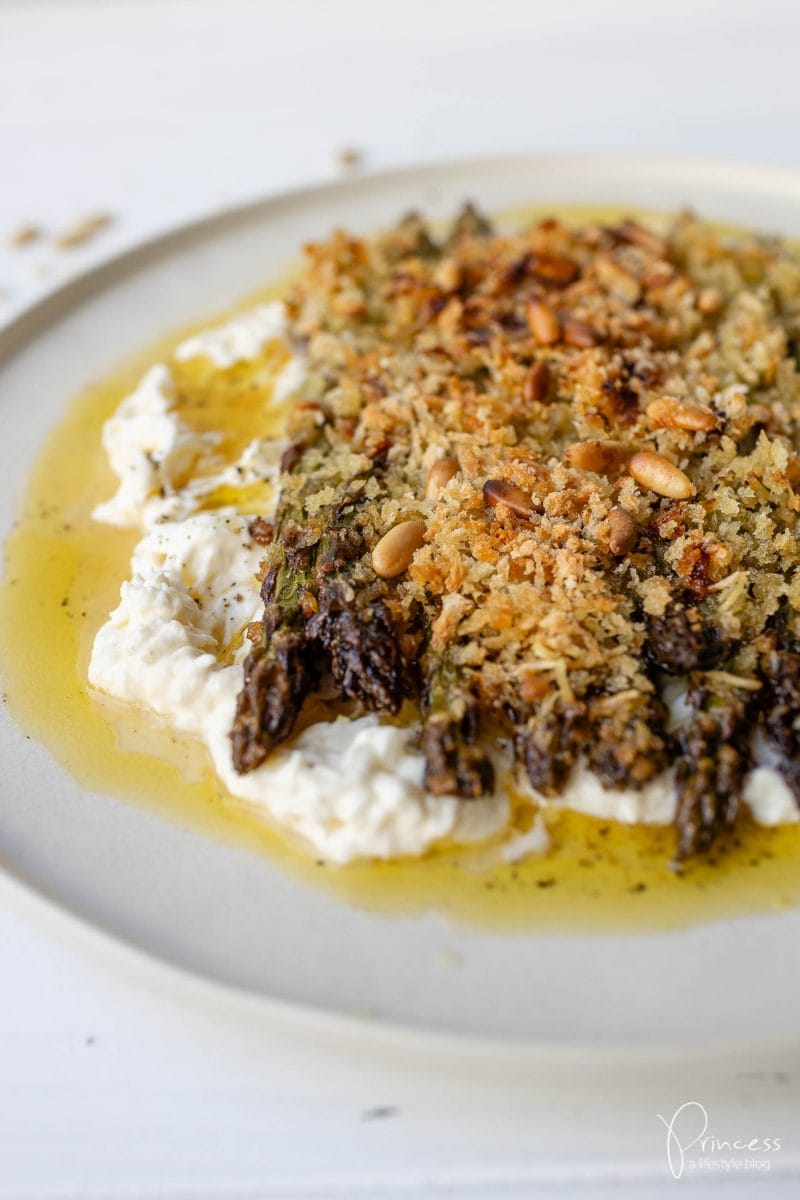 Grüner Spargel auf Burrata
