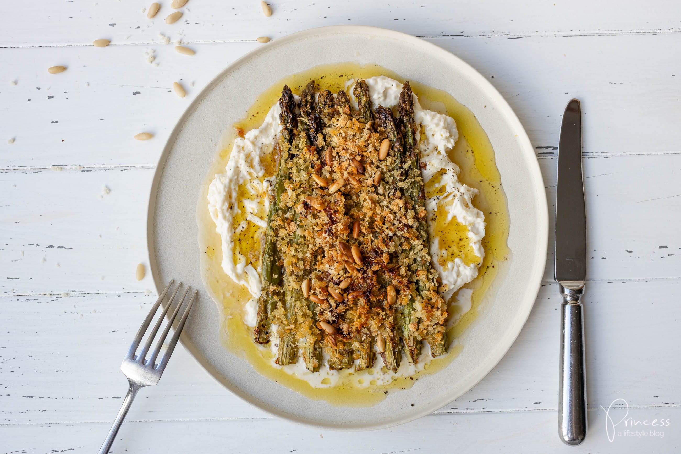 Grüner Spargel auf Burrata
