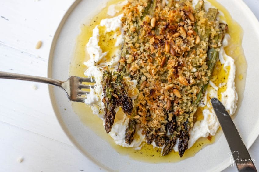 Grüner Spargel auf Burrata
