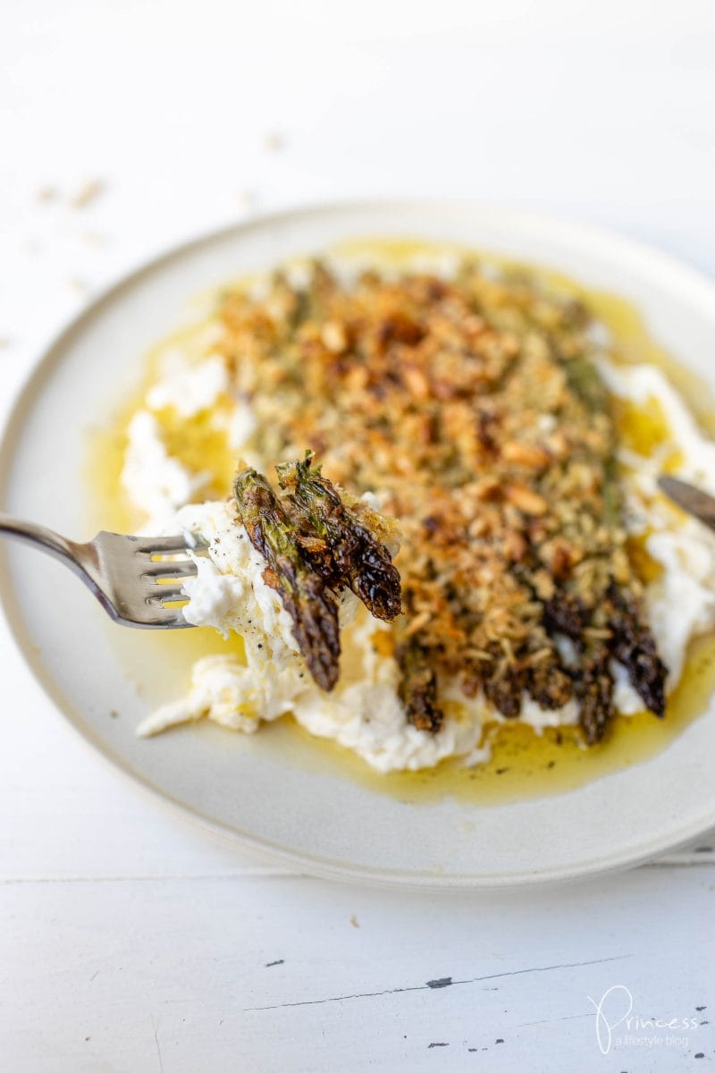 Grüner Spargel auf Burrata